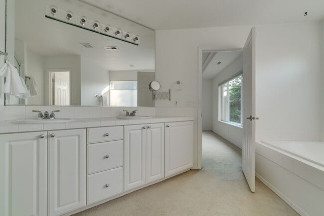 Building Photo - Spacious 4BR / 3BA Home in Desirable Bethany Area