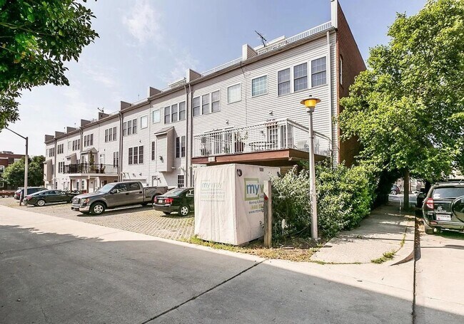 Building Photo - 3BR/4BA End-Unit Townhome with Rooftop Dec...