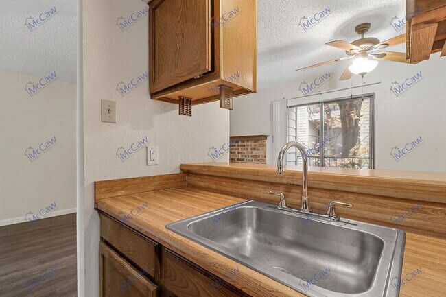 Building Photo - 9520 Royal Ln