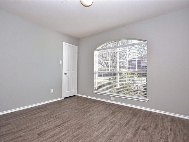 Building Photo - 607 Washington Square Dr
