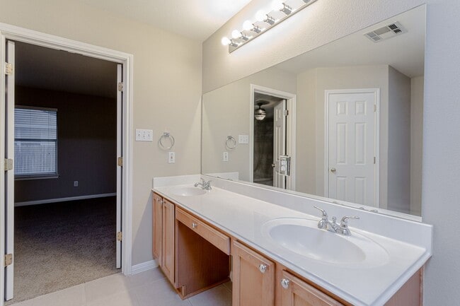 Building Photo - Charming 4-Bedroom, 2-Bath Home with Moder...