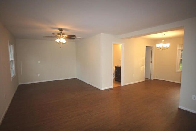 Building Photo - 605 W Maple Ave