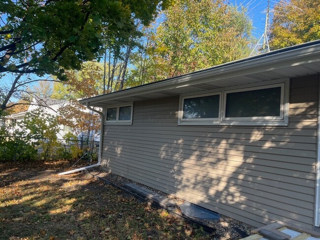 Building Photo - 10441 York Ave S