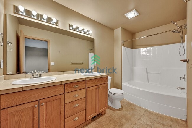 Building Photo - 3 BED & 2.5 BATH TOWNHOUSE FOR RENT