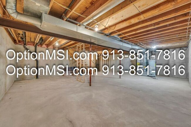 Building Photo - Spacious Townhome!