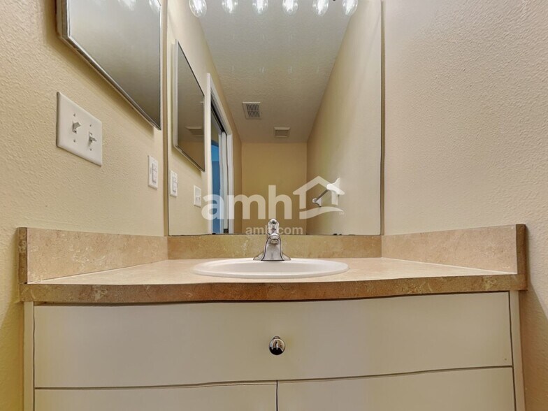 Building Photo - 3124 Shady Lily Ln