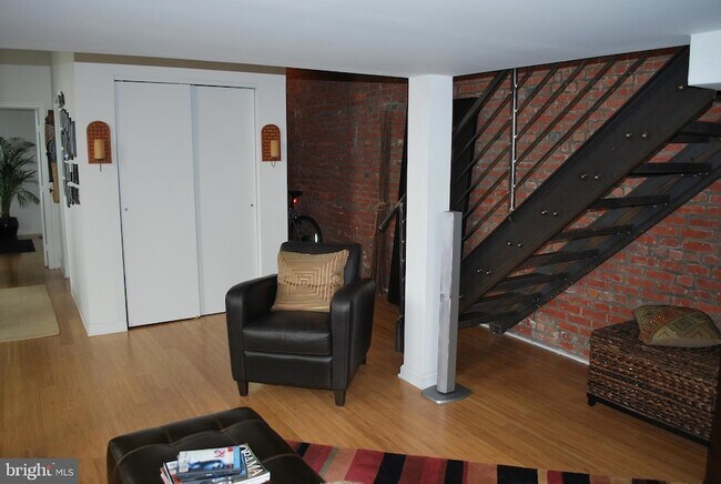 Building Photo - 1637-39 Poplar St