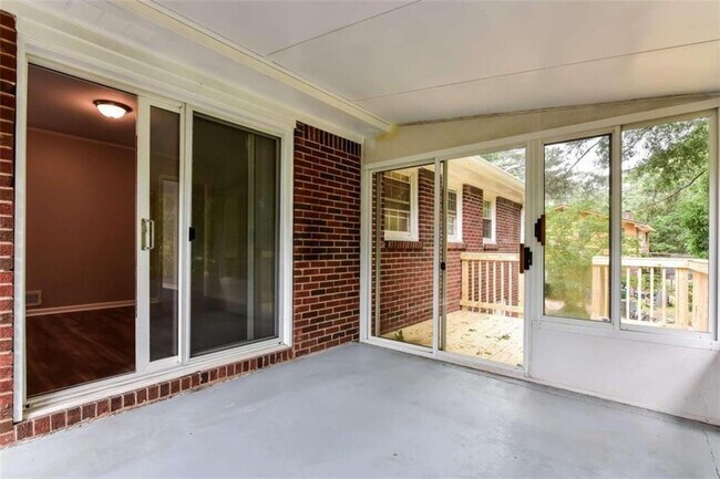 Building Photo - 2618 Treadway Dr