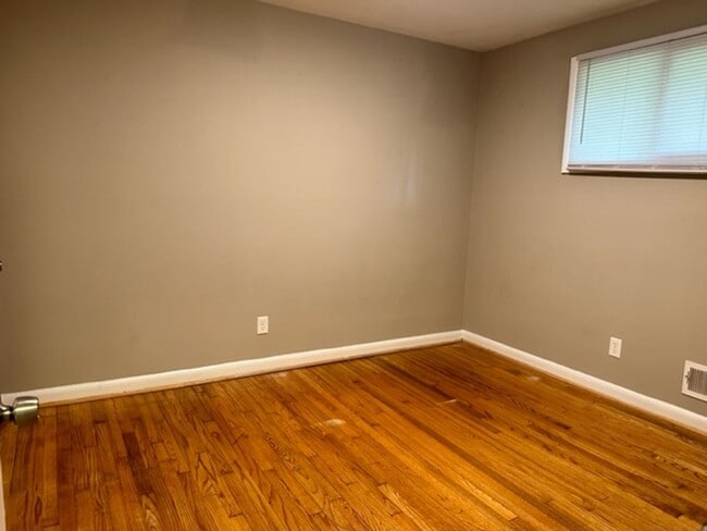 Building Photo - Charming 2 bed/1bath in North Raleigh