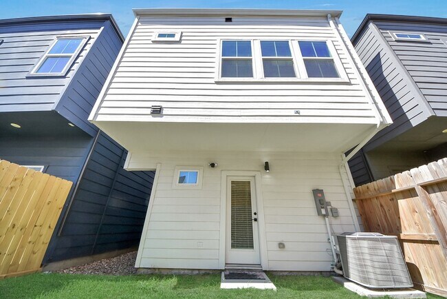 Building Photo - 3010 Jensen Dr