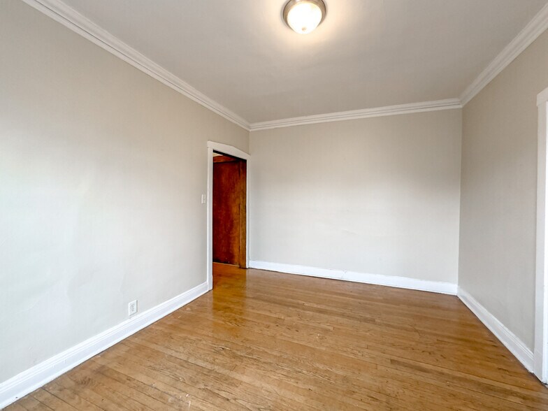 Building Photo - 4404 N Winchester Ave