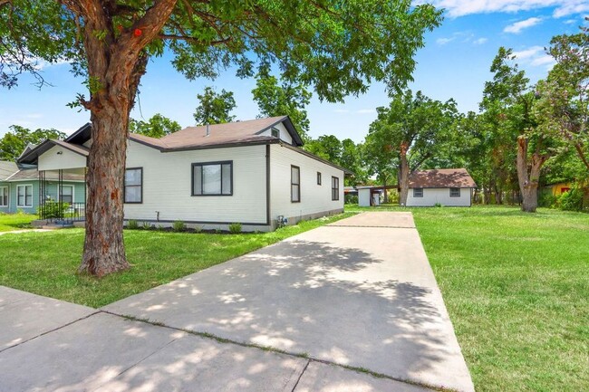 Building Photo - 1213 Spicewood