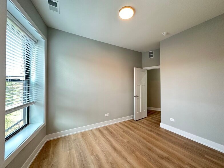 Building Photo - 443 W Belden Ave