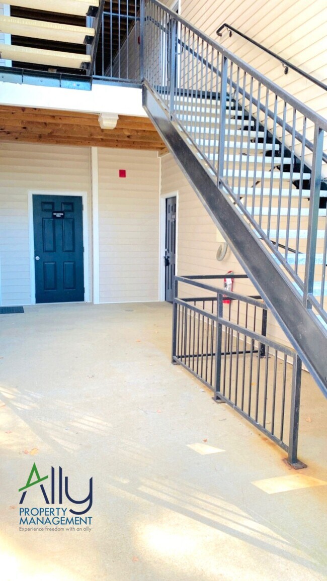 Building Photo - 270 Riverbend Dr
