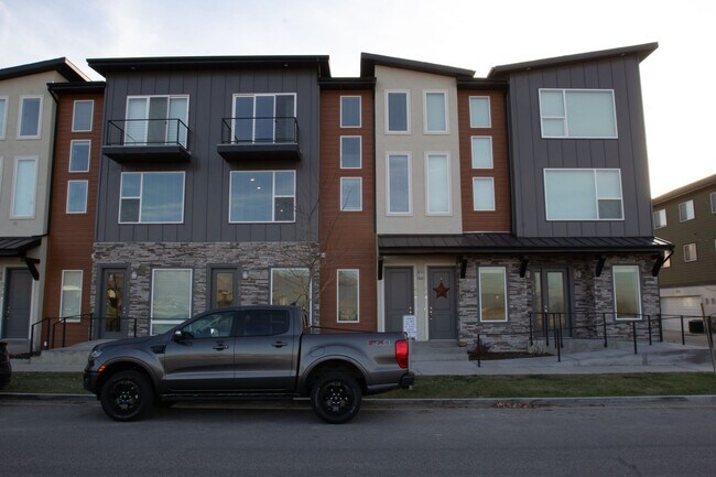 Building Photo - 566 Lewski Ln