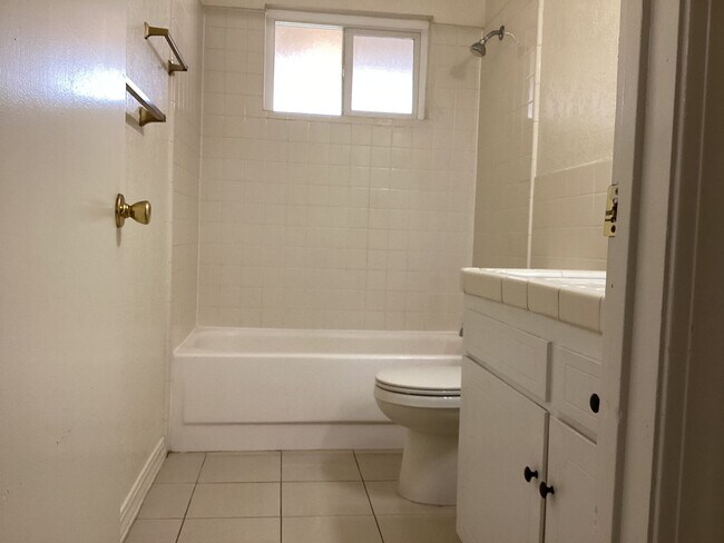 Building Photo - 4424-4426 E Dakota Ave