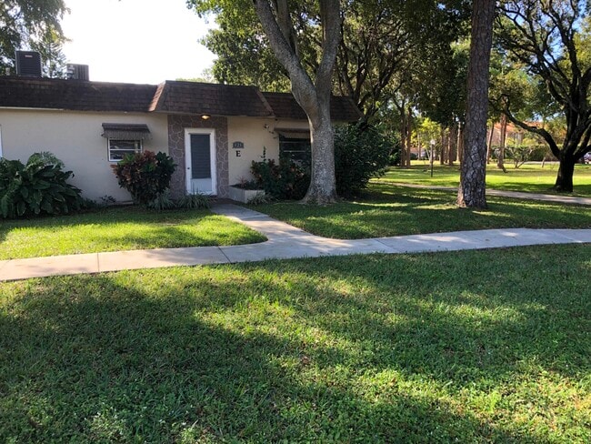 Building Photo - 421 SW Natura Ave