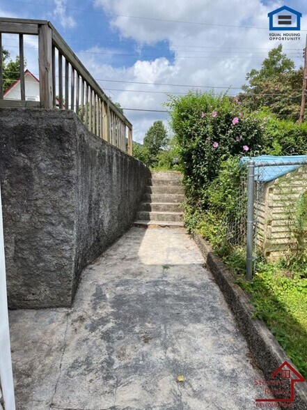 Building Photo - 4324 Grand Ave