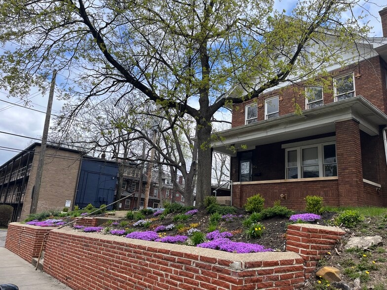 Primary Photo - 24 E Northwood Ave