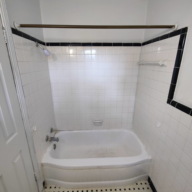 Tub/Shower - 608 Mills Ave