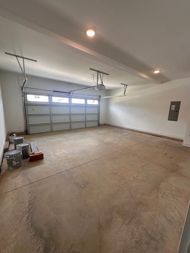 Building Photo - 341 Edwinstowe Ave