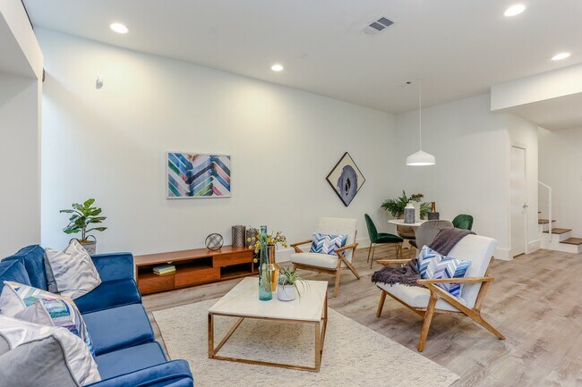 Building Photo - 3404 Saltus St