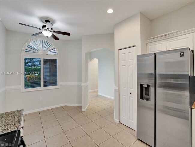 Building Photo - 4 br, 3.5 bath Townhome - 5127 Madison Lak...