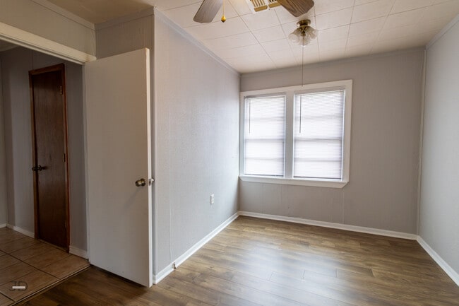 Building Photo - 709 E 1st St