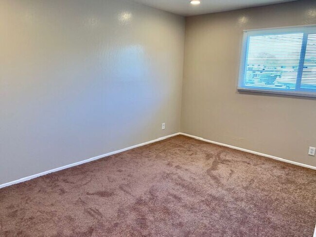 Building Photo - 4 bed 1.5 bath House in Richmond -- AVAILABLE NOW !!