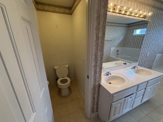 Building Photo - 2804 Mulberry Ln