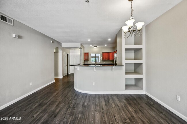 Building Photo - 920 E Devonshire Ave