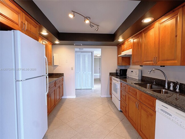 Building Photo - 800 Parkview Dr