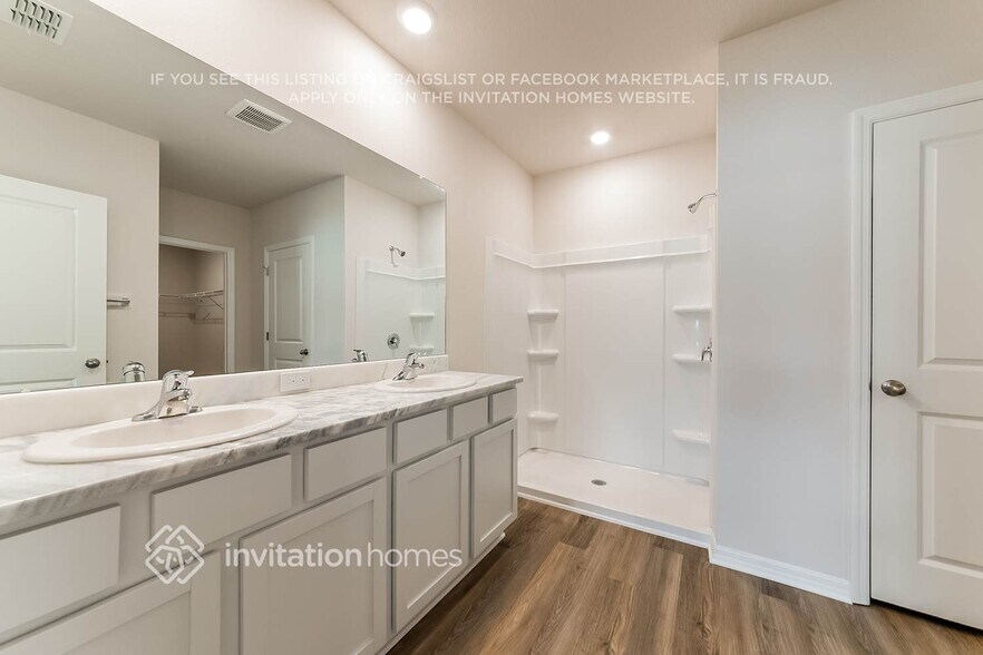 Building Photo - 8021 Majestic Palms Ct