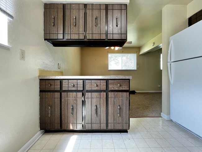 Building Photo - **Charming 2-Bedroom Downstairs Unit in Pr...
