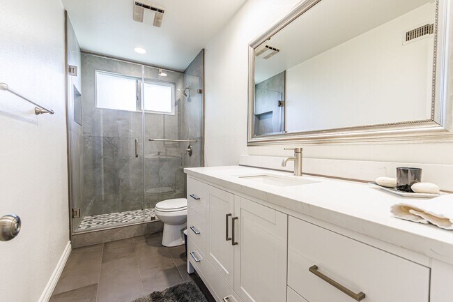 Building Photo - Beautifully Renovated 3-Bedroom Home in Pr...