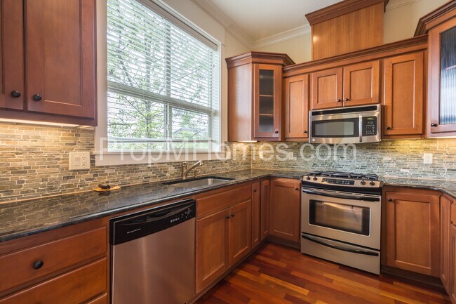 Building Photo - Prime Location - Luxury Two Bedroom Townhouse with Stylish Amenities