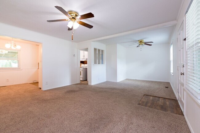 Building Photo - 2 Bed / 1 Bath in Tulsa! Ready Mid May!