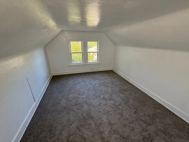 Building Photo - 5BR 1BA Home w/ Covered Patio • New Kitchen • Off-Street Parking in Akron