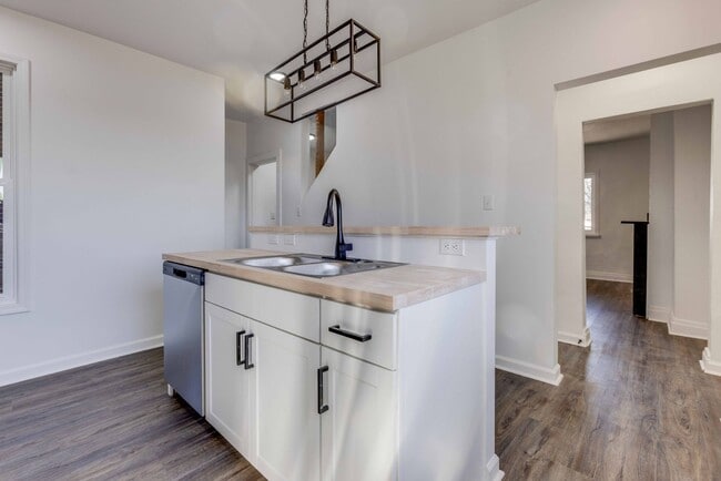 Building Photo - 328 Sweetbriar St