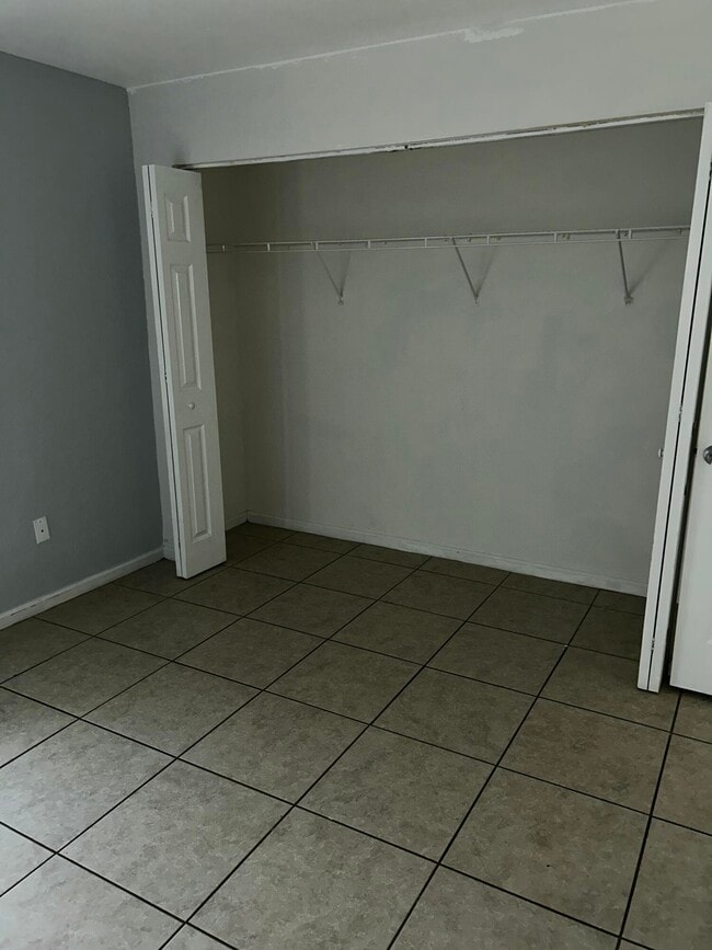 Building Photo - 2225 Laura Ln