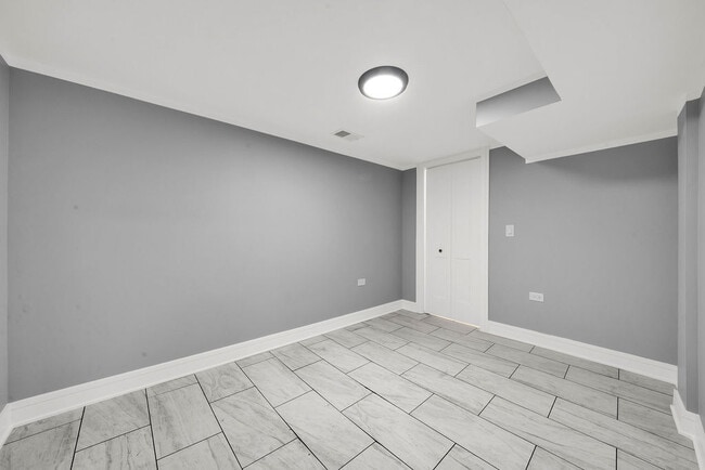 Building Photo - 6607 S Oakley Ave