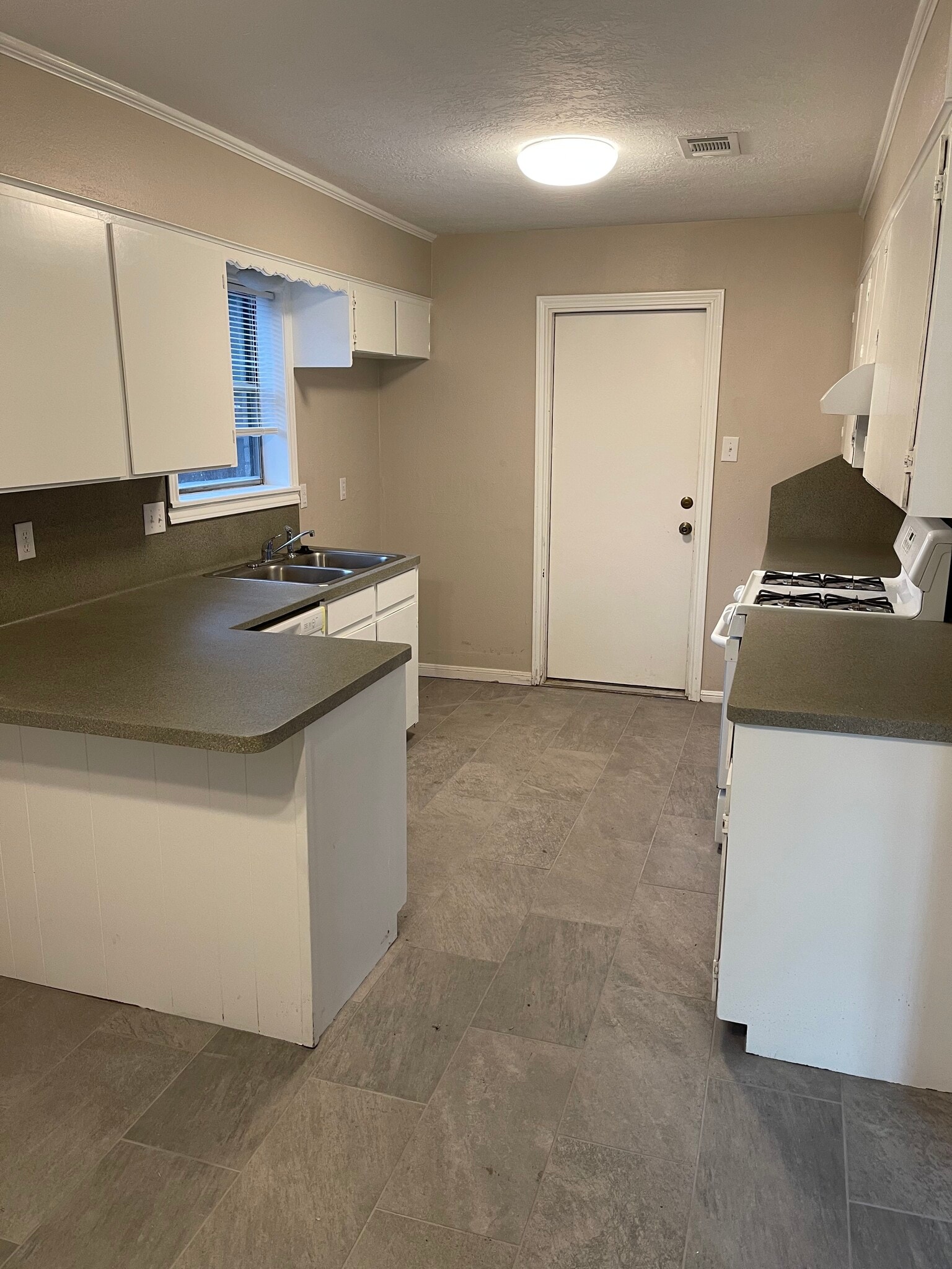 Kitchen - 3008 Longleaf Dr