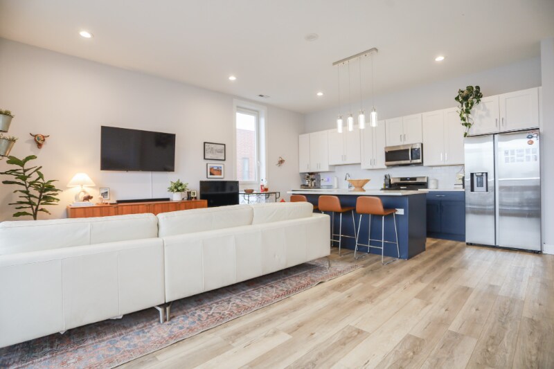 Primary Photo - 2402 W Carmen Ave