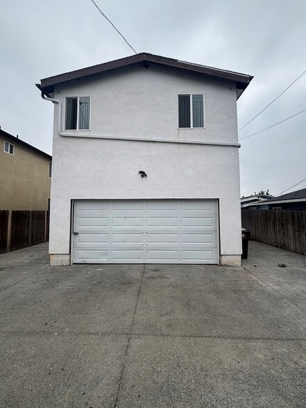 Building Photo - 322 E 80th St