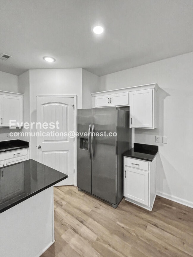 Building Photo - 3 Bed, 2.5 Bath Home with Fenced Yard & Garage / Available Now!