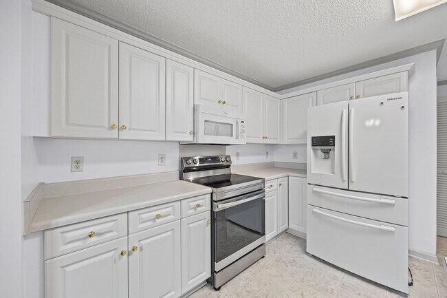 Building Photo - Beautiful 3-bed, 2 bath home in Hallmark G...