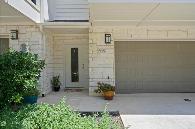 Building Photo - 205 Birch Oak Ln