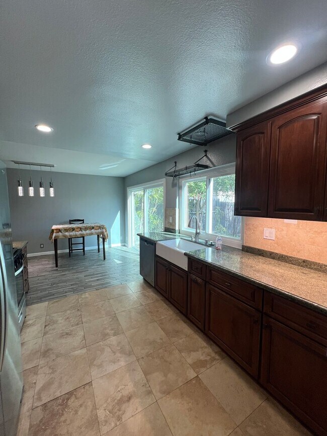 Building Photo - Garden Park Townhomes: 3 Bedroom 3 Bath At...