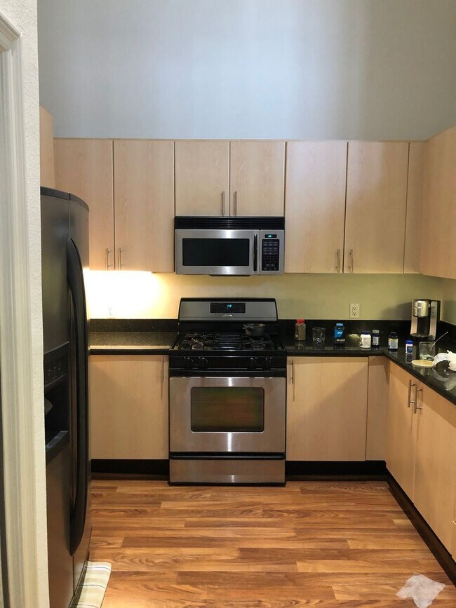 Building Photo - Downtown 2 BR Condo with bonus upstairs lo...