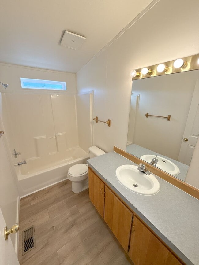 Building Photo - 3 Bedroom, 2 bath house